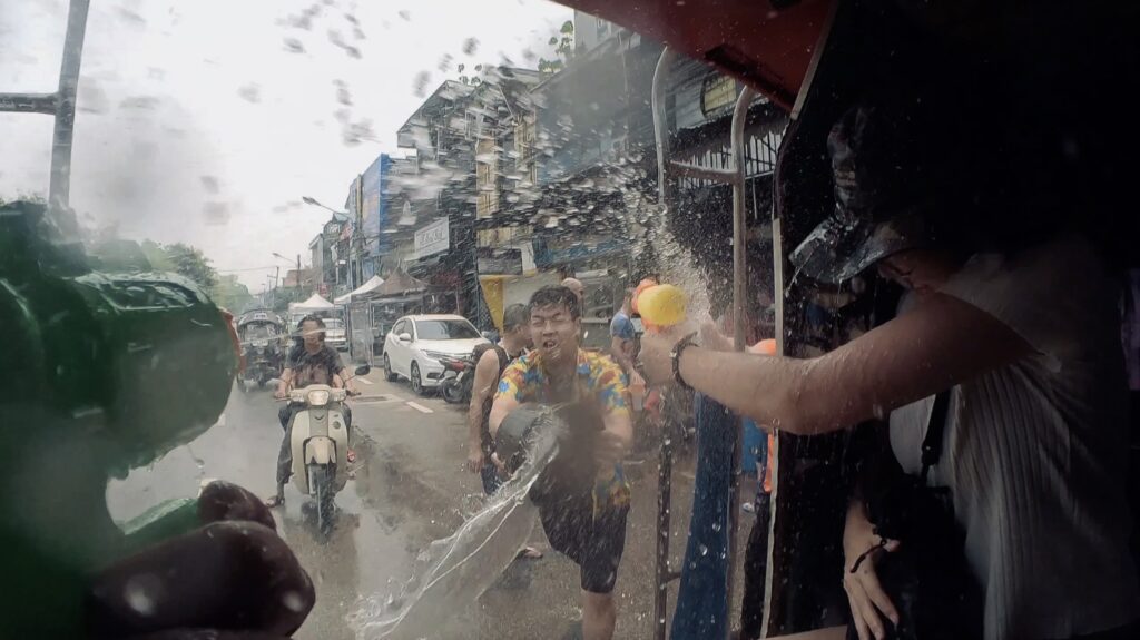 塔佩門潑水節雙條車 Water fight on jeep